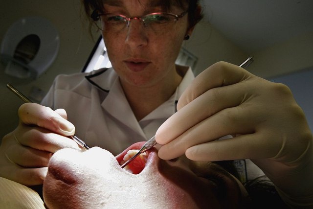 Ispali su im zubi: Da li je ovo još jedna posledica koronavirusa?